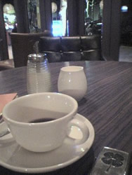 夜、カフェで人を待ちながら。