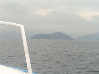 甲板の向こうの竹生島。