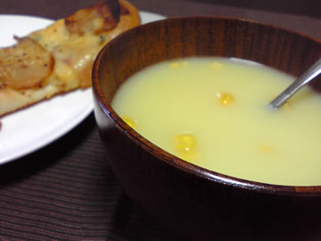 和食器にコーンスープ。